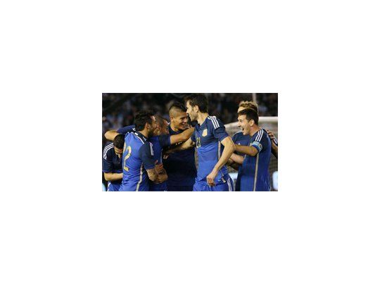 Todos van a abrazar a Mascherano, autor del segundo gol del seleccionado argentino. El equipo de Sabella tuvo un cómodo adversario para despedirse en el Monumental y pudo haber sido más amplio el marcador si no erraba tantas situaciones de gol, sobre todo en el primer tiempo.