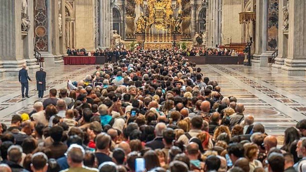 Miles de personas continúan despidiendo a Francisco en la basílica de San Pedro. 