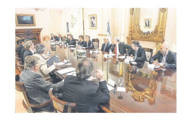 Mauricio Macri ayer encabezó su primera reunión de “medio” gabinete en el salón Eva Perón de la Casa Rosada. Juntó a los ministros del staff económico, más algunos satélites y el scrum legislativo. La semana que viene se hará un tiempo para el “gabinete social”.