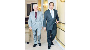 Daniel Scioli y José Manuel de la Sota, ayer en La Plata, con la excusa de firmar un convenio de promoción turística compartida pero un mensaje político claro que anticipa empatías  para la disputa por la sucesión presidencial de Cristina de Kirchner en 2015 desde el panperonismo.