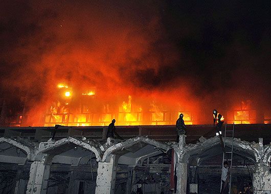 Al menos 60 muertos en un atentado contra un lujoso hotel en Pakistán (foto 1)