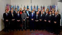 Javier Milei junto a los 18 gobernadores que rubricaron el Pacto de Mayo.