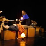 “Qué hacer con todas estas cosas” explora los vínculos familiares, los restos materiales y las versiones heredadas que se entrelazan en un espacio de montaje vivo, “Qué hacer con todas estas cosas” explora los vínculos familiares, los restos materiales y las versiones heredadas que se entrelazan en un espacio de montaje vivo,