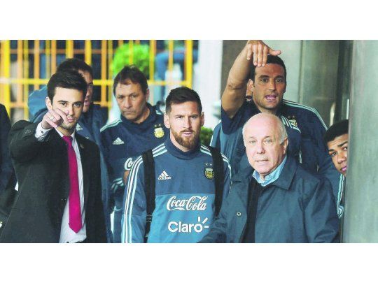 Gran gesto. Messi llamó a un chico echado por la seguridad y se sacó una selfie con el, ante la alegría del joven uruguayo.