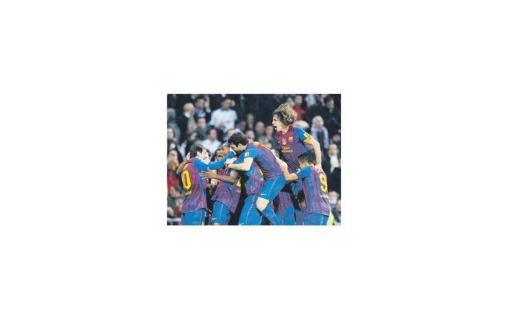 Todos abrazan a Abidal, autor del gol de la victoria. El francés fue magistralmente asistido por Messi para revertir el derby.