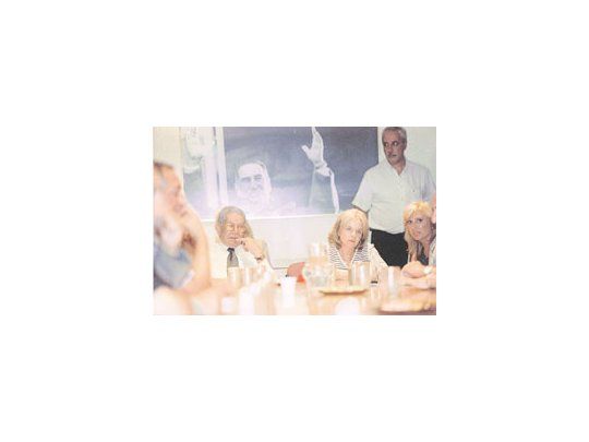 El intendente de Lanús, Manuel Quindimil, Chiche Duhalde y Graciela Giannettasio: verticalismo bonaerense hacia el gobierno de Kirchner.