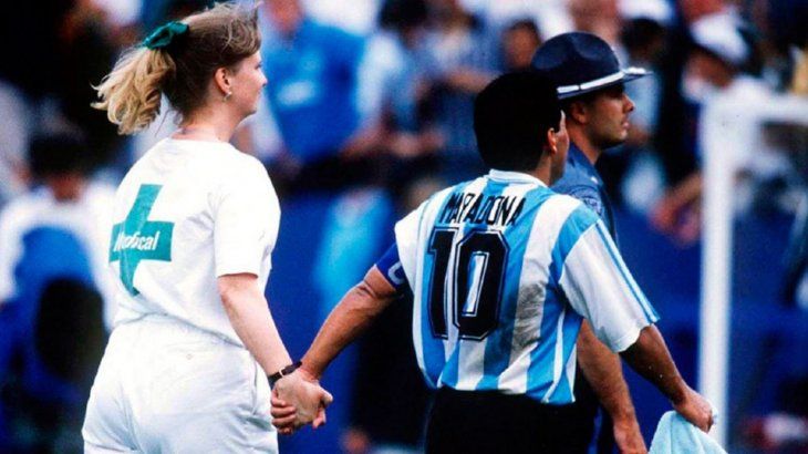 Maradona leaves the hand of Sue Carpenter, the health assistant who took him to doping control.
