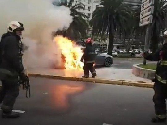 El BMW se prendió fuego en plena avenida 9 de Julio&nbsp;