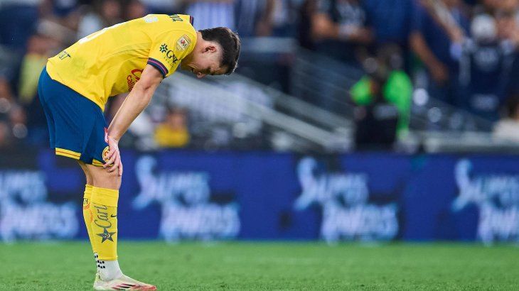 Álvaro Fidalo reveló que tiene un probema crónico en su rodilla y esa fue la causante de no haber podido terminar el Clásico Nacional ante Chivas. Este problema fìsico le hizo perder algunos partidos con América y podría poner en riesgo su convocatoria a la Selección Mexicana.