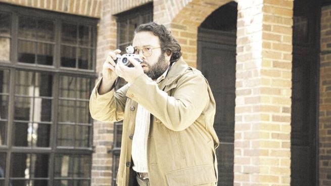 la oferta. Dan Fogler interpreta a Francis Ford Coppola en la serie.