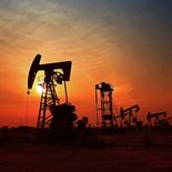 El petróleo superó los u$s100 dólares por barril. El petróleo superó los u$s100 dólares por barril.