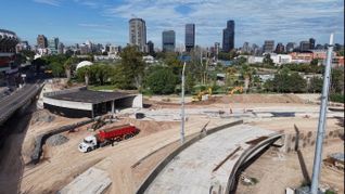 Las obras buscan mejorar la conexión entre Lugones, Udaondo y la Costanera, además de generar un nuevo vínculo entre la Ciudad y el Río de la Plata. Las obras buscan mejorar la conexión entre Lugones, Udaondo y la Costanera, además de generar un nuevo vínculo entre la Ciudad y el Río de la Plata.