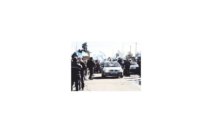 ámbito.com | Un automóvil particular se convirtió el 19 de junio en el primer vehículo en cruzar hacia Uruguay tras el levantamiento del corte.