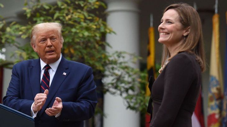 Donald Trump junto a Amy Coney Barrett en el acto de nominación. Días más tarde se conoció la noticia del contagio de Covid-19 por parte del mandatario y un brote durante dicho evento.