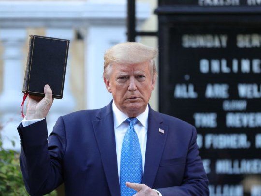 El presidente Trump posa con una Biblia tras ordenar la represi&oacute;n de una protesta pac&iacute;fica por George Floyd.