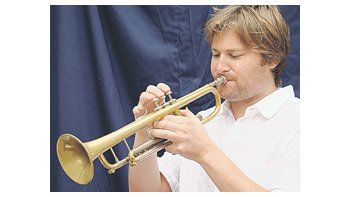 El trompetista marplatense Valentín Garvie brilló junto a la Banda Sinfónica de Córdoba en un concierto auspiciado por la comunidad armenia de la provincia.