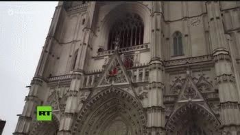 se incendio la catedral de nantes, joya historica de francia, y sospechan que fue intencional