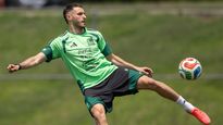 photoSanti Giménez tuvo una temporada plagada de lesiones y en el Tri está entrenando por separado. Desde Italia llegan versiones que podría dejar Milan. Lazio lo pretende.