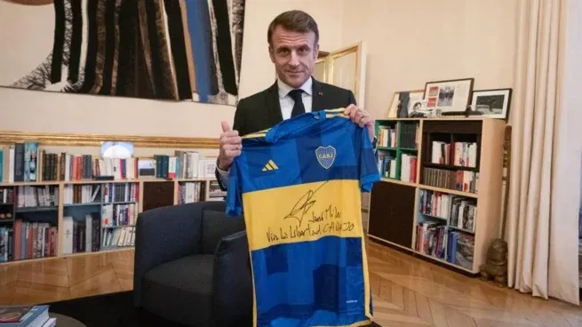 Emmanuel Macron recibió una camiseta de Boca firmada por Javier Milei.