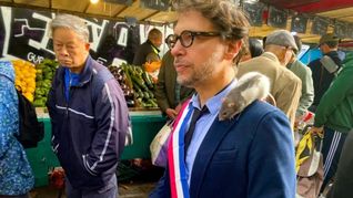 Plume, la rata que acompaña a Gregory Moreau en su campaña para mejorar la imagen de los roedores en París.