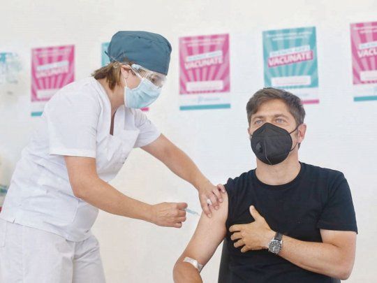 Avance. Kicillof, al recibir ayer la segunda dosis de la Sputnik V. “Aspiramos a llegar a un millón y medio de personas el mes que viene”, adelantó.