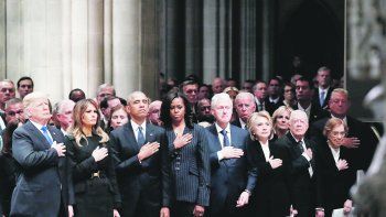 todos juntos. Las palabras de despedida de George W. Bush a su padre fueron seguidas ayer por todos los expresidentes vivos de Estados Unidos en la Catedral Nacional de Washington.