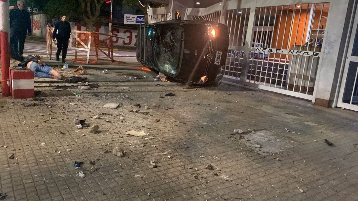 Video: perdió el control al volante y chocó contra el portón de un edificio