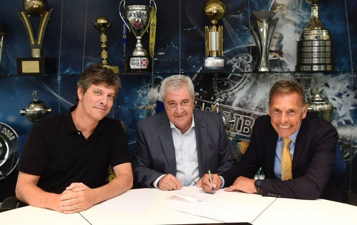 Miguel &Aacute;ngel Russo firm&oacute; contrato frente al presidente de Boca, Jorge Amor Ameal, y al vicepresidente, Mario Pergolini.