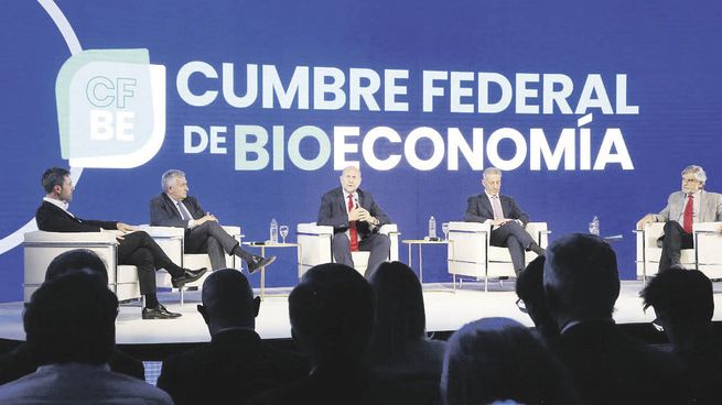 futuro. Perotti compartió panel de la cumbre de bioeconomía en Rosario con el chubutense Mariano Arcioni, el jujeño Gerardo Morales y el ministro de Ciencia, Tecnología e Innovación, Daniel Filmus.