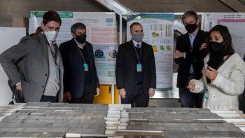 Los ministros durante su visita a las instalaciones de Y-TEC en La Plata.