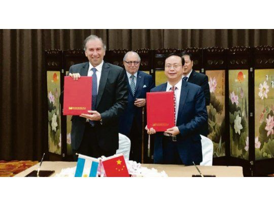 Acuerdo. Humberto Schiavoni, titular del PRO y vice de Pensar, firmó el acuerdo de intercambio con el centro de estudios chino.