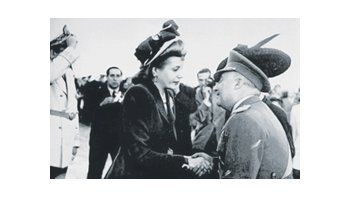 Con el documental «La sombra de Evita» y la miniserie «Una carta para Evita» los españoles recuerdan la histórica visita de Eva Duarte a su país llevándoles comida en la posguerra.