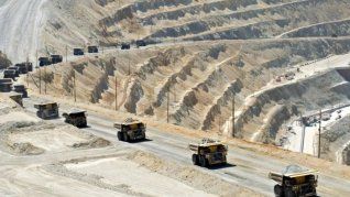 Mientras Argentina intenta ordenar su marco regulatorio para atraer inversiones mineras, en Chile algunos ya empiezan a preguntarse si no llegó la hora de escribir su propia ley de glaciares. Mientras Argentina intenta ordenar su marco regulatorio para atraer inversiones mineras, en Chile algunos ya empiezan a preguntarse si no llegó la hora de escribir su propia ley de glaciares.