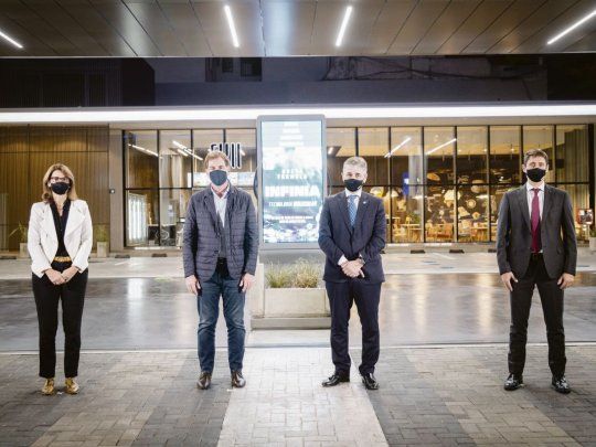 Presentación. Maite de la Arena (Gerente de Negocios, Red y Tienda Propia de YPF), el viceje de Gobierno Diego Santilli, el Presidente de YPF, Pablo González, y el CEO de la petrolera, Sergio Affronti.