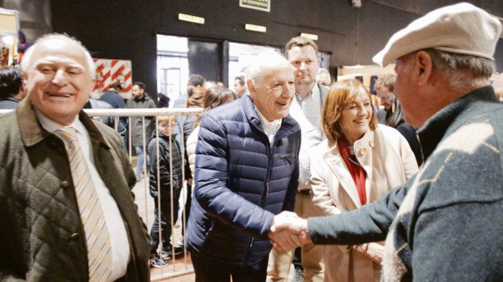 Tercero. Roberto Lavagna ayer con Miguel Lifschitz en La Rural.