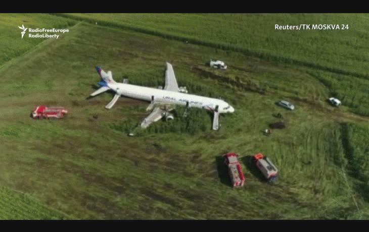 En emergencia, avión de línea con 226 pasajeros aterrizó en un campo de maíz