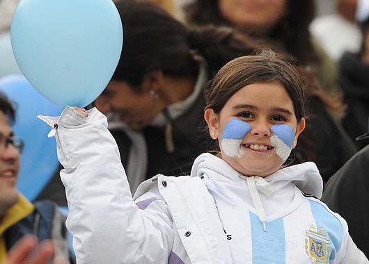 Los pocos argentinos que fueron a Montevideo le pusieron color a la tribuna.