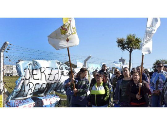 La convocatoria que se realizó por medio de distintas redes sociales, hizo que unos 500 marplatenses y de otros lugares de la Argentina se acerquen a la puerta de la Base Naval con banderas celestes y blancas, pancartas, flores y carteles brindando apoyo a los familiares de los tripulantes del submarino desaparecido.