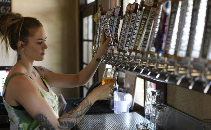 Una bartender sirve una pinta recién tirada, en un segmento que busca consolidar precios estables y sostener la calidad del producto   Una bartender sirve una pinta recién tirada, en un segmento que busca consolidar precios estables y sostener la calidad del producto