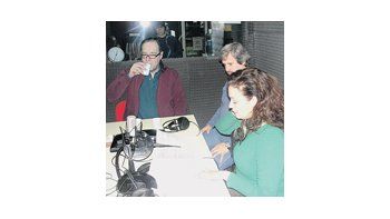 En el estudio de Radio Conexión Abierta, Gustavo López Manzitti, Jorge Luis Rabuffetti y Myriam Toker durante una emisión de «Aperto ma coperto».