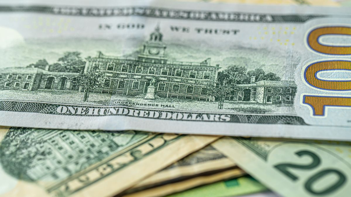 El dólar financiero cayó por primera vez en 9 días pero sumó $23 en la semana