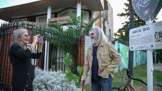 Gustavo Santaolalla volvió a su barrio y recorrió la Ruta del Rock de Tres de Febrero