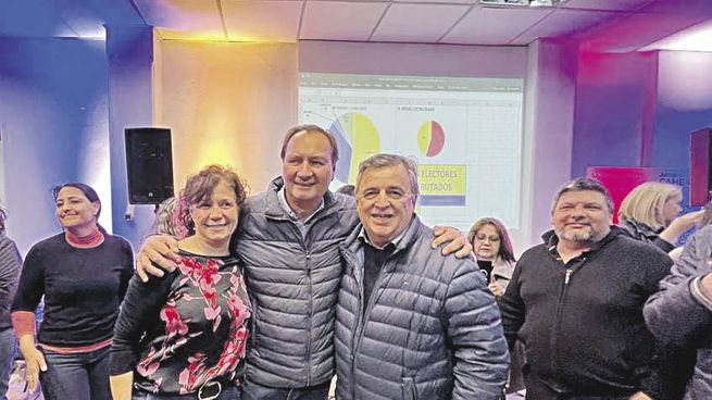 celebración. Sara Majorel, anoche durante los festejos tras el triunfo, junto al intendente Pedro Dellarossa y al diputado nacional Mario Negri.