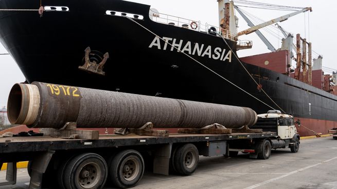 La maniobra incluyó la carga de 721 tubos de acero a bordo del buque MV Athanasia, materiales que formarán parte de la infraestructura submarina que se instalará frente a Punta Colorada, donde se construye una de las principales terminales energéticas del país.