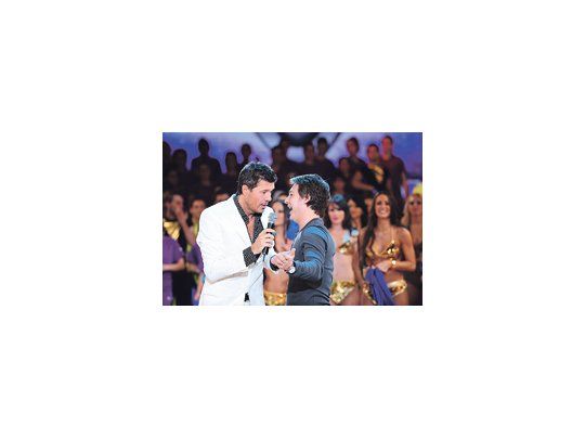 Marcelo Tinelli y Adrián Suar el lunes, en el debut de la temporada 2010 de «Showmatch».