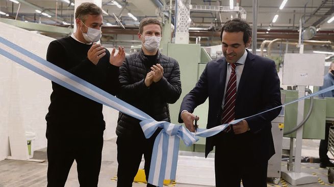 Corte de cintas. Costa, Pardo y Achával, en el acto de ayer en Pilar.