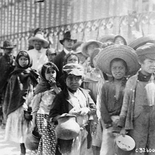1915: El año del hambre, una multitud se lanza a las calles en procura de alimentos. 1915: El año del hambre, una multitud se lanza a las calles en procura de alimentos.