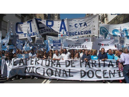 Con el objetivo de abrir la paritaria nacional, miles de maestros comenzaron este lunes y martes una peregrinación que confluirá en el microcentro porteño, con un imponente acto frente la Casa Rosada.