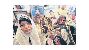 ámbito.com | Mujeres palestinas exhiben la imagen de sus hijos encarcelados en Israel, en una manifestación que tuvo lugar frente al cuartel de la Cruz Roja en Gaza.