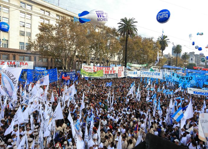 Masivo cierre de los festejos por el 25 de Mayo (foto 1)